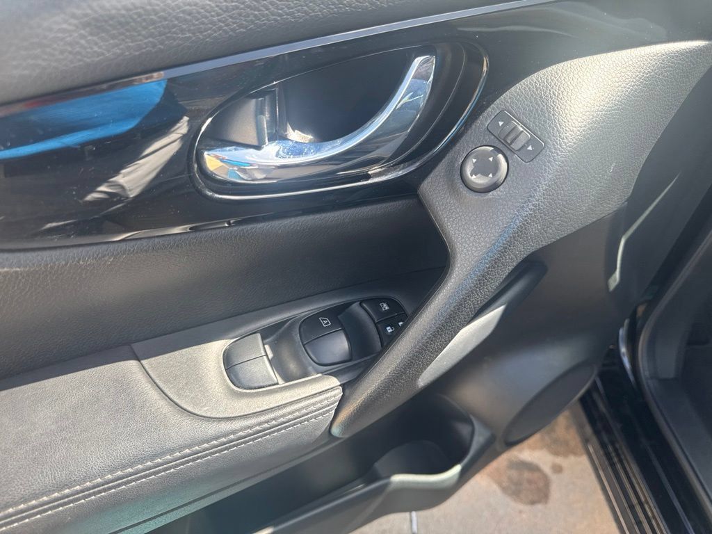 Used 2022 Nissan Rogue Sport SL AWD/4WD image 14
