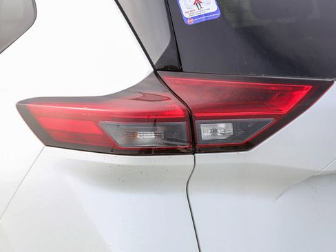 New 2025 Nissan Rogue SL w/ SL Premium Package FWD image 9