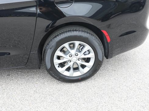 New 2027 Chrysler Pacifica Select AWD/4WD image 4