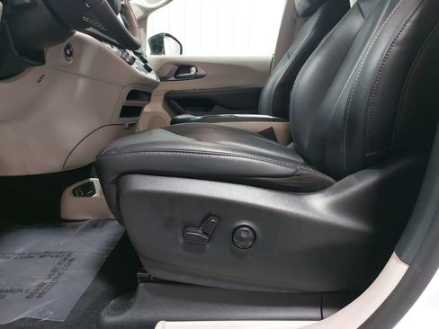 Used 2024 Chrysler Pacifica Touring-L image 51