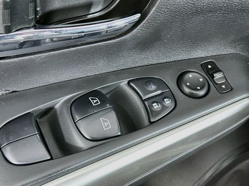 Used 2018 Nissan Kicks SV FWD image 15