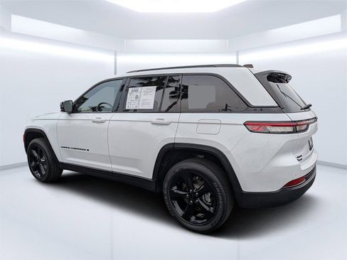 Used 2023 Jeep Grand Cherokee Altitude image 5