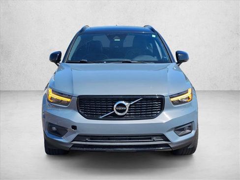 Used 2022 Volvo XC40 T5 R-Design w/ Climate Package AWD/4WD image 2