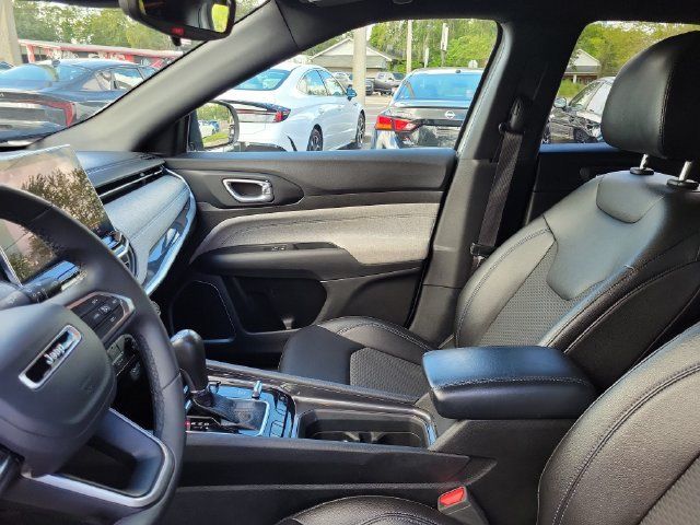 Used 2024 Jeep Compass Latitude AWD/4WD image 19