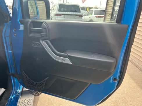 Used 2015 Jeep Wrangler Unlimited Sahara w/ Katzkin Premium Leather Group image 16