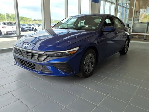 Used 2025 Hyundai Elantra Hybrid FWD image 7