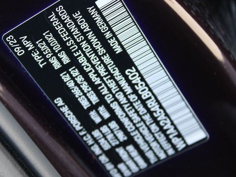 Certified 2024 Porsche Macan image 30