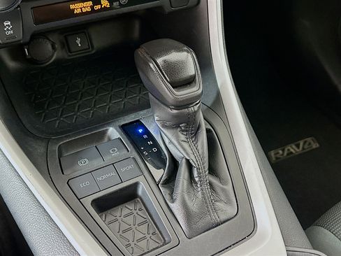 Used 2020 Toyota RAV4 LE FWD image 23