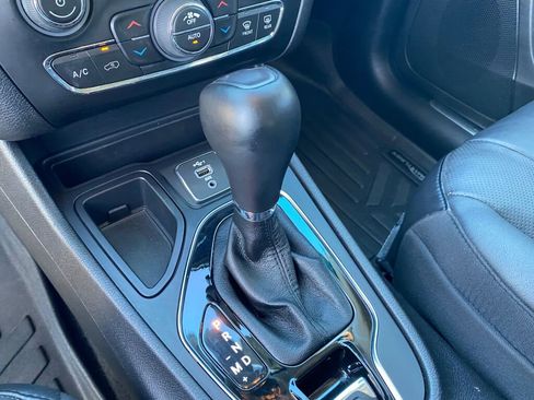 Used 2021 Jeep Cherokee Limited image 22