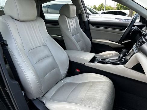 Used 2018 Honda Accord Touring image 30