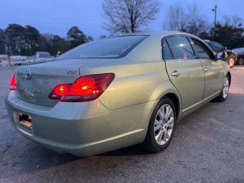 Used 2010 Toyota Avalon XLS image 3