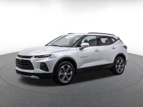 Used 2025 Chevrolet Blazer LT FWD image 3