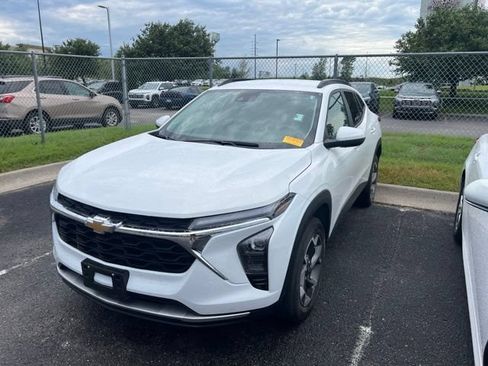 Certified 2025 Chevrolet Trax LT w/ LT Convenience Package FWD image 3