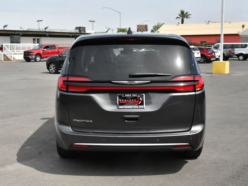 Used 2023 Chrysler Pacifica Touring-L FWD image 7