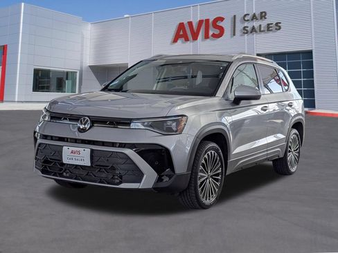 Used 2025 Volkswagen Taos SE FWD image 9