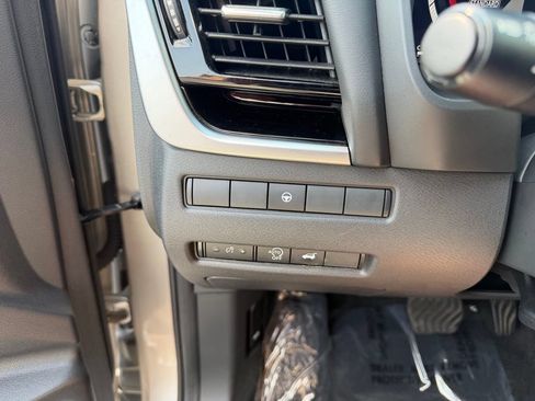 Used 2025 Nissan Rogue SL FWD image 17