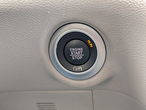 Used 2023 Chrysler Pacifica Touring-L FWD image 30