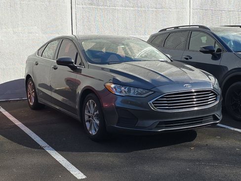 Used 2019 Ford Fusion SE FWD image 2