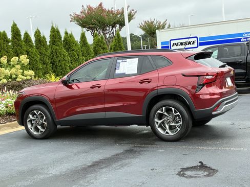 Used 2025 Chevrolet Trax LT w/ Driver Confidence Package FWD image 8