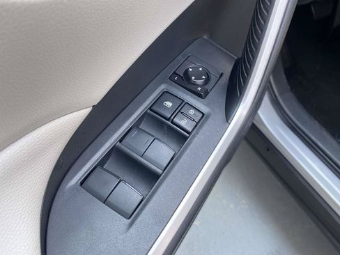 Used 2019 Toyota RAV4 XLE w/ Convenience Package FWD image 27