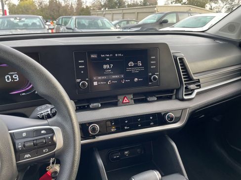 Used 2025 Kia Sportage LX image 17