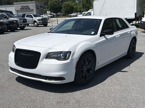 Used 2022 Chrysler 300 Touring w/ Sport Appearance Package RWD image 6