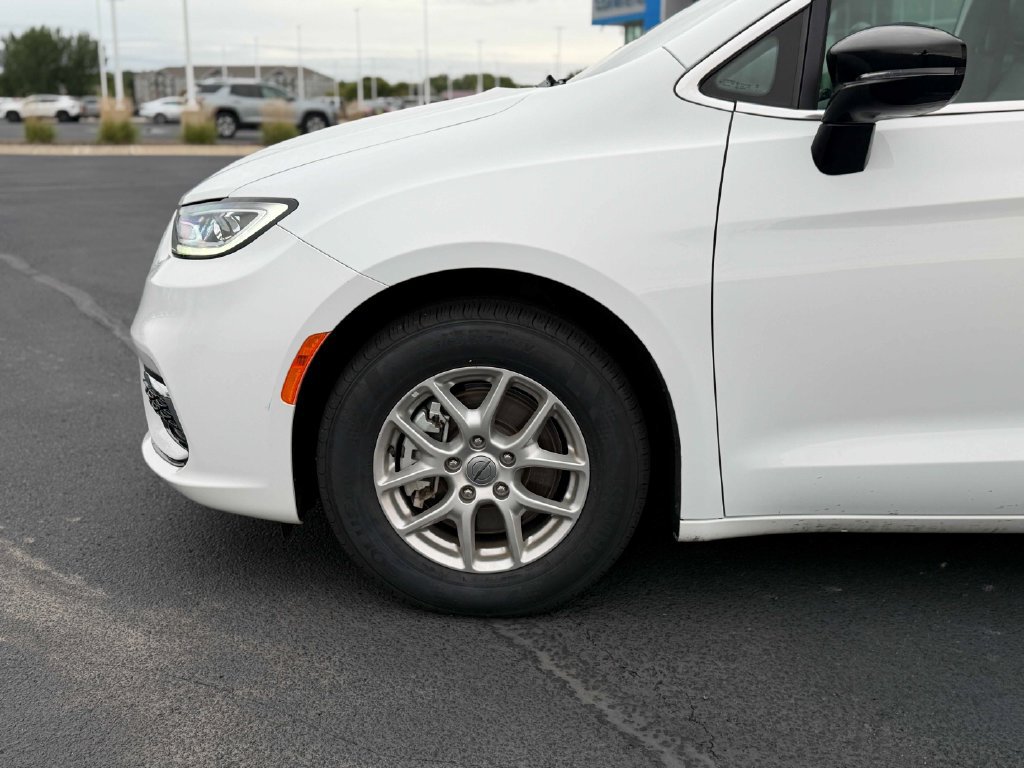 Used 2024 Chrysler Pacifica Touring-L FWD image 12