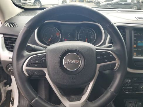 Used 2018 Jeep Cherokee Latitude Plus w/ Comfort/Convenience Group FWD image 10