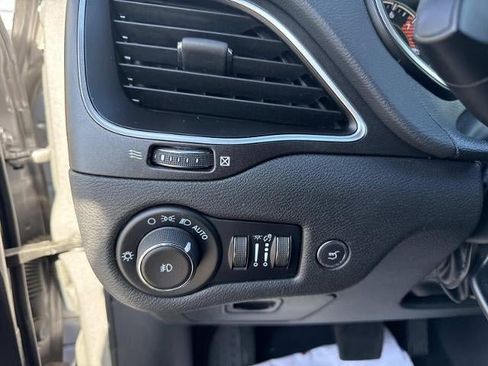 Used 2021 Jeep Cherokee Trailhawk w/ Comfort/Convenience Group AWD/4WD image 17