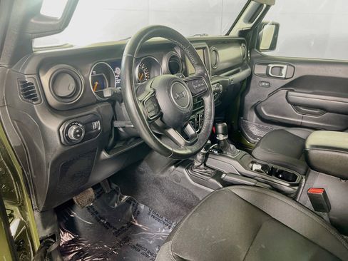 Used 2023 Jeep Gladiator Willys AWD/4WD image 9