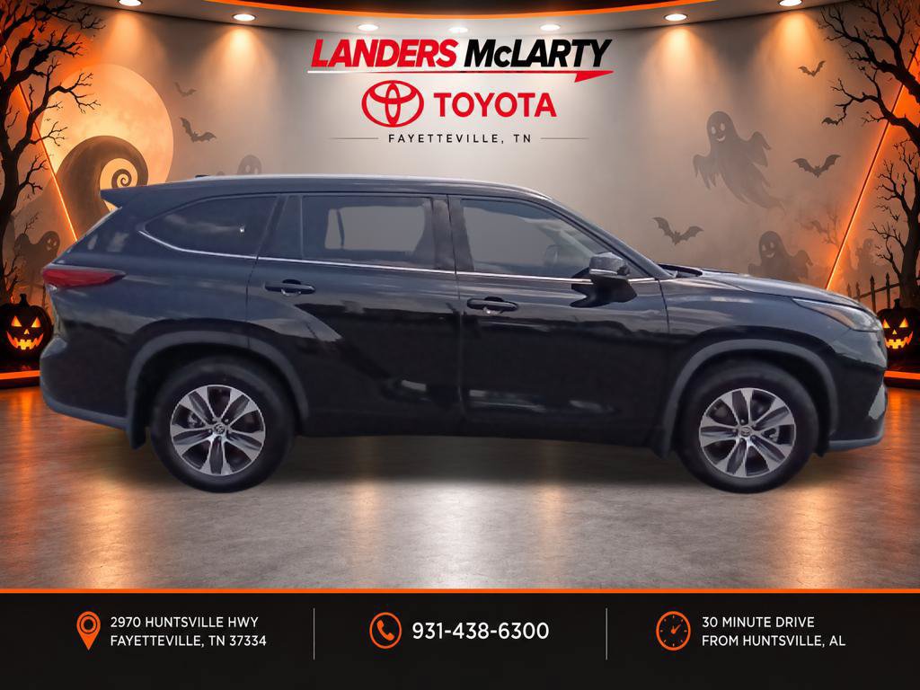 Used 2022 Toyota Highlander XLE AWD/4WD image 2