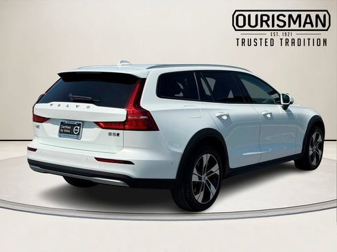 Used 2024 Volvo V60 B5 Cross Country Plus image 11