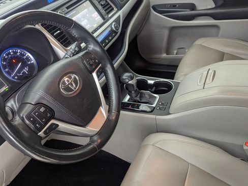 Used 2019 Toyota Highlander XLE image 4