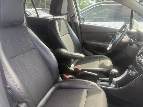 Used 2020 Chevrolet Trax LT w/ LT Convenience Package AWD/4WD image 4