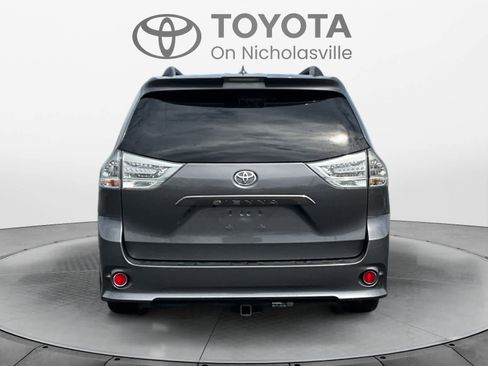 Used 2018 Toyota Sienna SE Premium w/ Carpet Mat Package image 5