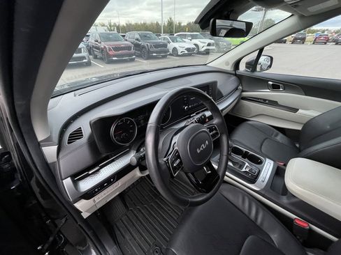 Certified 2023 Kia Carnival LX image 9