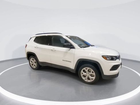 Used 2024 Jeep Compass Latitude image 2
