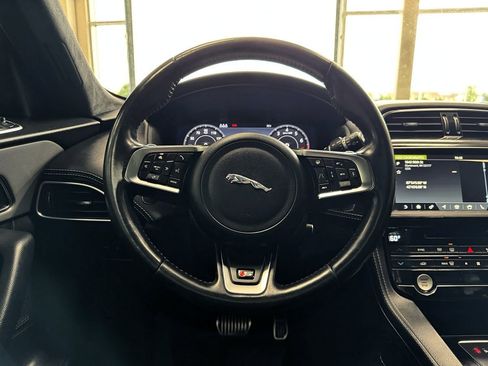 Used 2019 Jaguar F-PACE S image 32