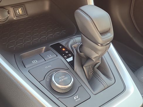 Used 2025 Toyota RAV4 XLE AWD/4WD image 28