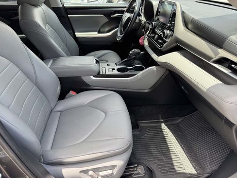 Used 2021 Toyota Highlander XLE FWD image 15