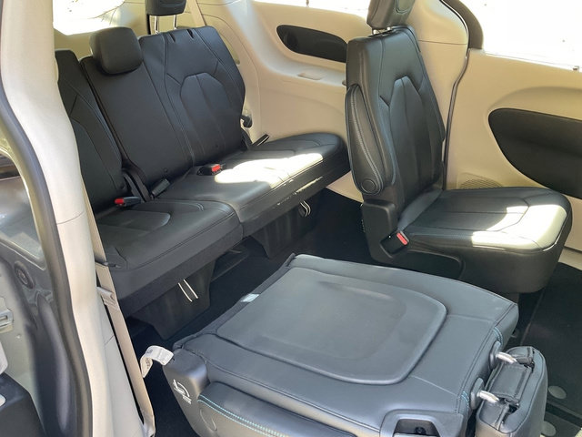 Used 2021 Chrysler Pacifica Touring-L w/ Premium & Safety Sphere Group FWD image 16
