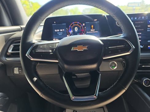 Used 2025 Chevrolet Traverse LT w/ Driver Confidence Package FWD image 16