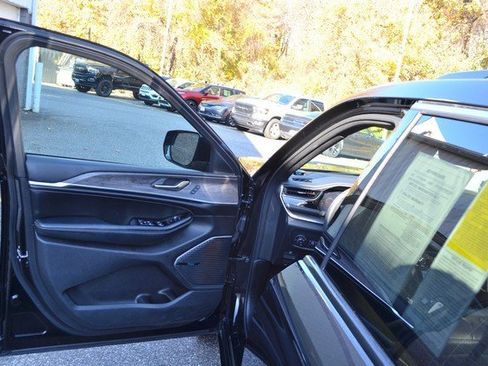 Used 2023 Jeep Grand Cherokee L Overland image 15