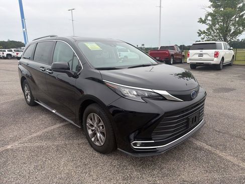 Used 2024 Toyota Sienna XLE FWD image 7