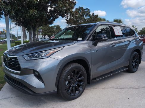 Certified 2026 Toyota Highlander Limited image 5