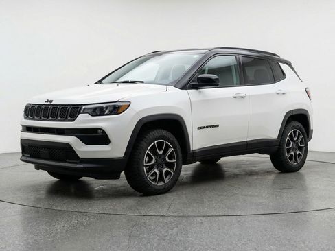 Used 2025 Jeep Compass Trailhawk w/ Trailer Tow Group AWD/4WD image 3