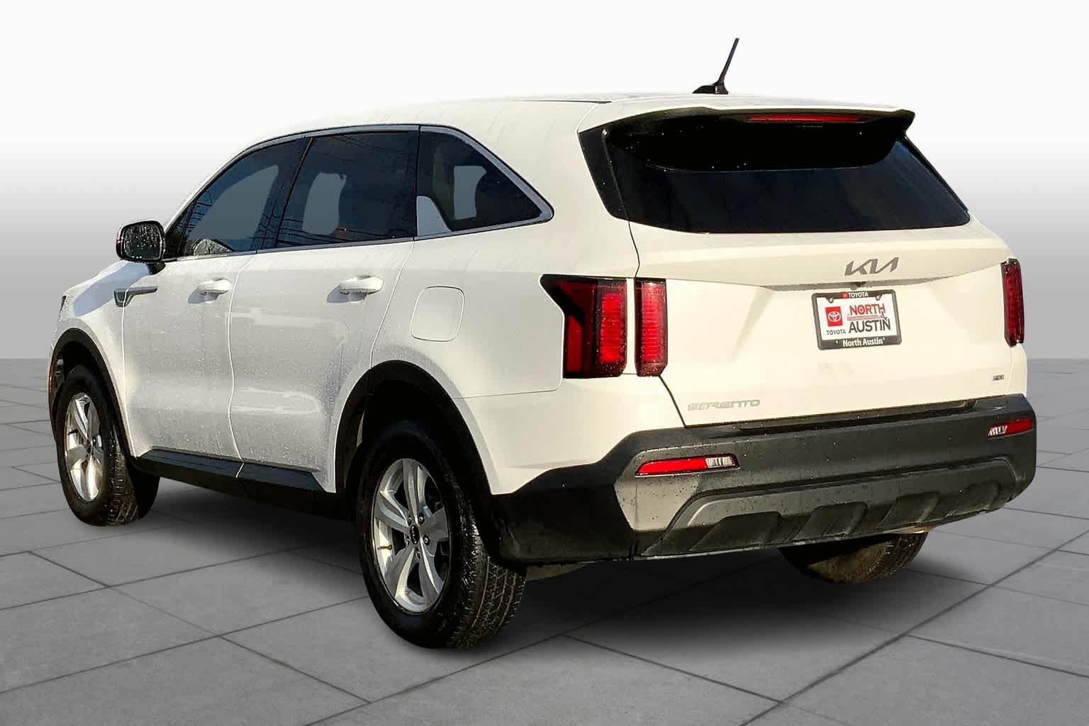 Used 2023 Kia Sorento LX AWD/4WD image 12