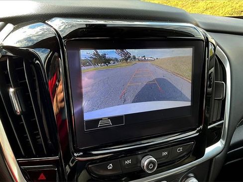 Used 2021 Chevrolet Traverse LT image 17