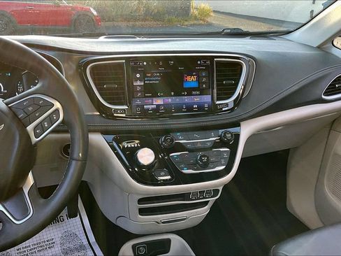 Used 2024 Chrysler Pacifica Limited FWD image 9