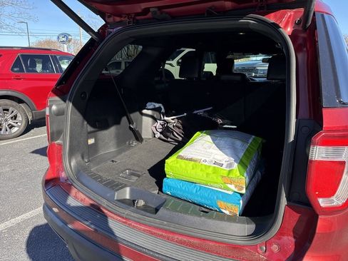 Used 2018 Ford Explorer XLT w/ Equipment Group 202A image 9